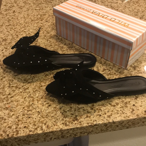 Black slides with grommet detail - Picture 2 of 4